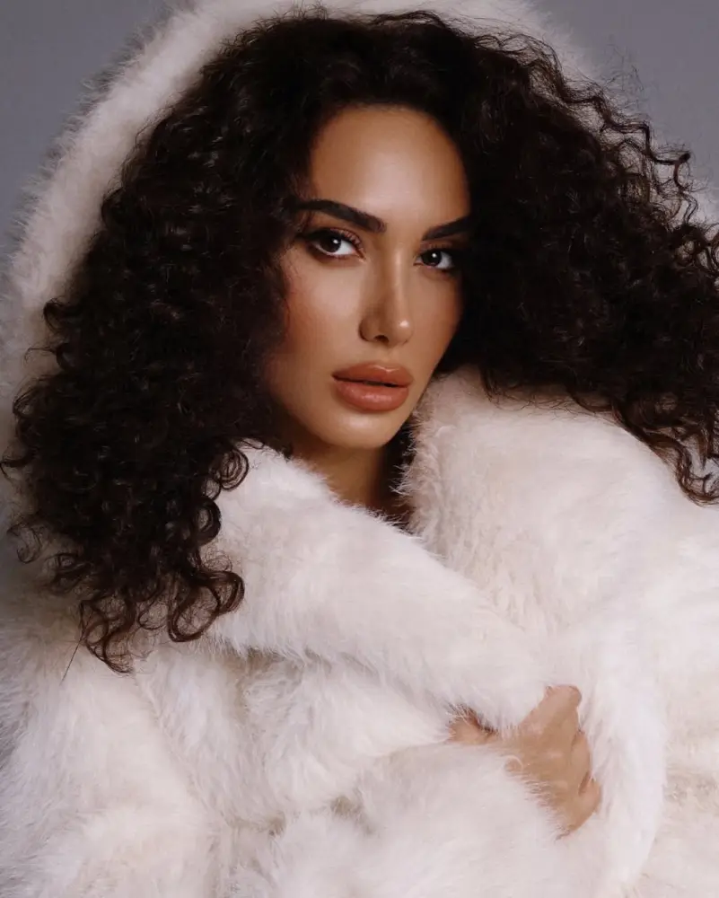 Mehindən ağ kürkdə fotolar…