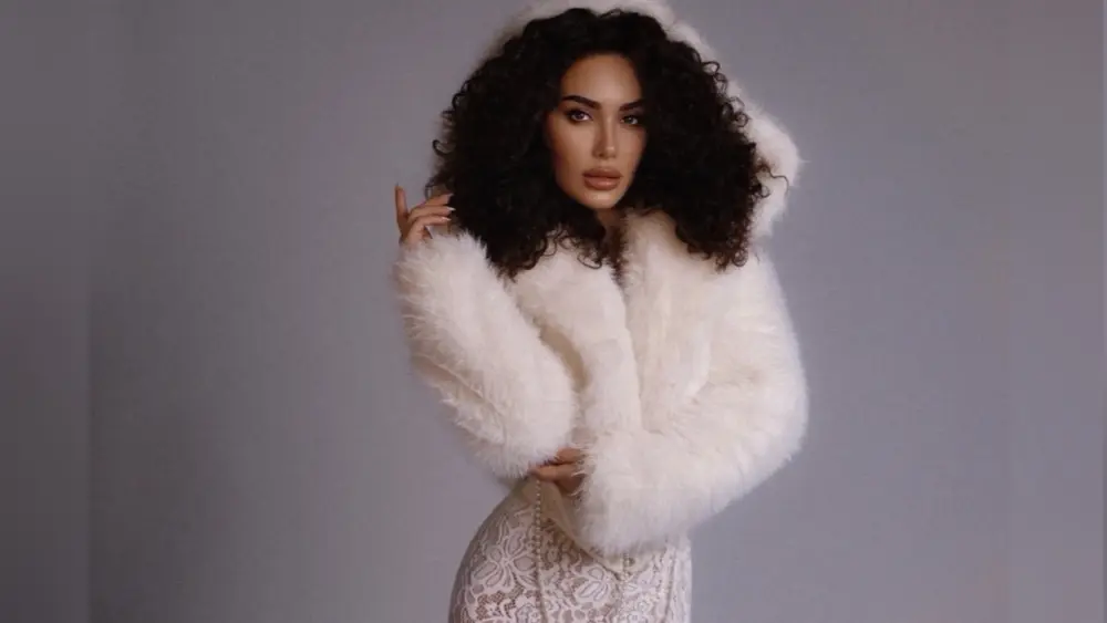 Mehindən ağ kürkdə fotolar…