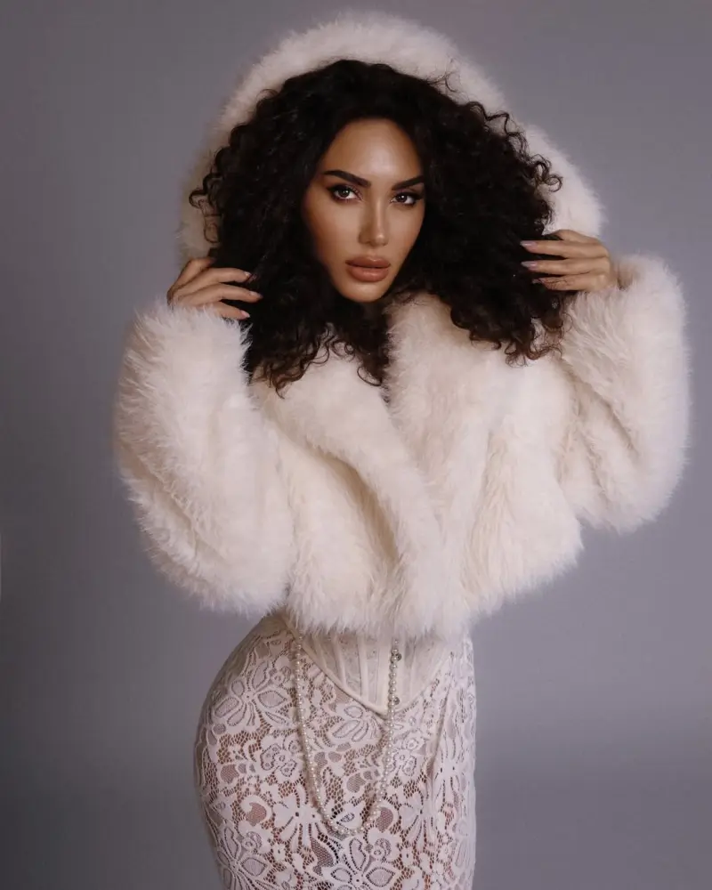 Mehindən ağ kürkdə fotolar…