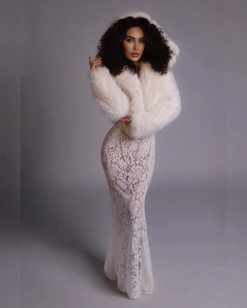 Mehindən ağ kürkdə fotolar…