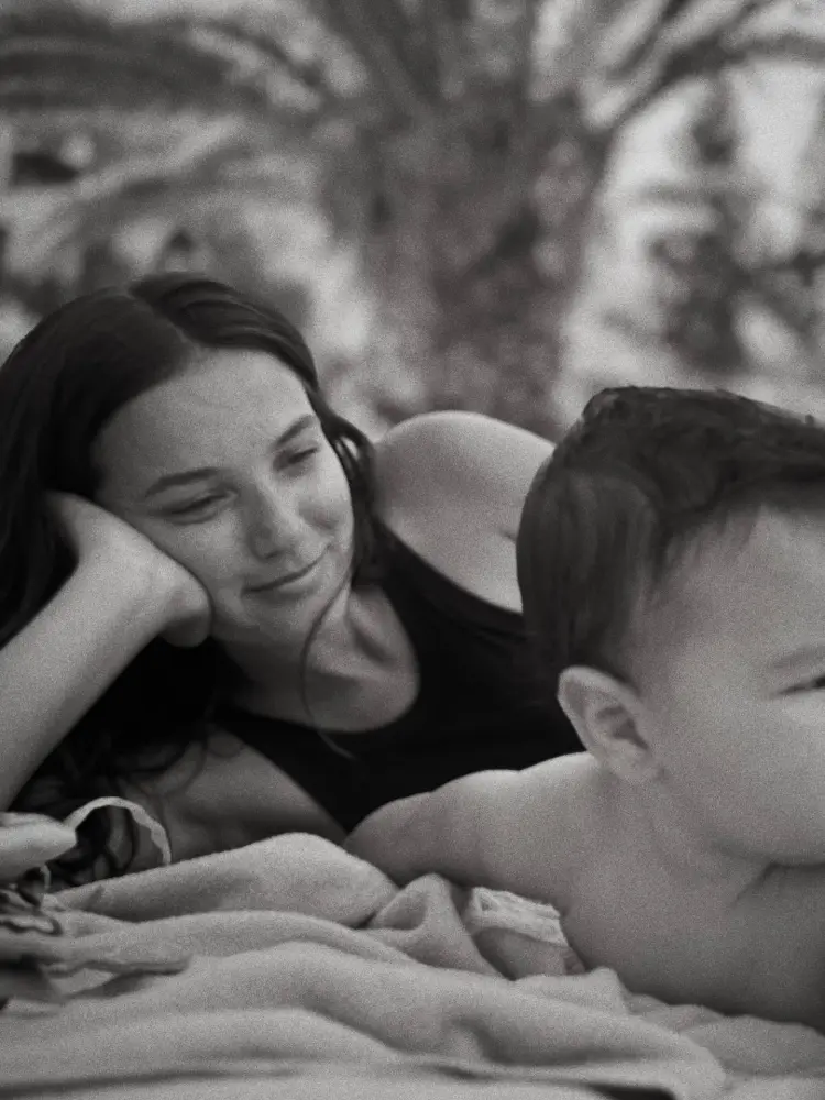 Ana olduqdan sonra ekranlardan uzaqlaşmışdılar...