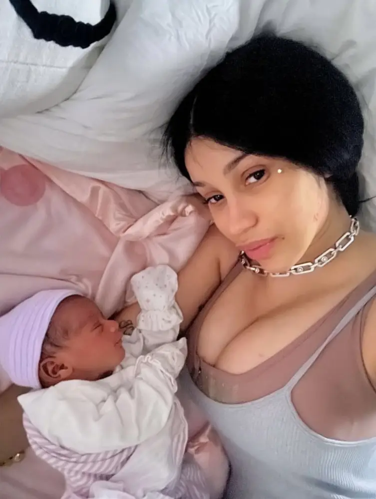 Kardi Bi ilk dəfə körpəsini paylaşdı