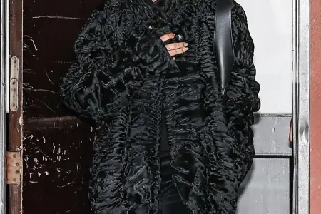 Heyli Biber küçədə belə görüntüləndi