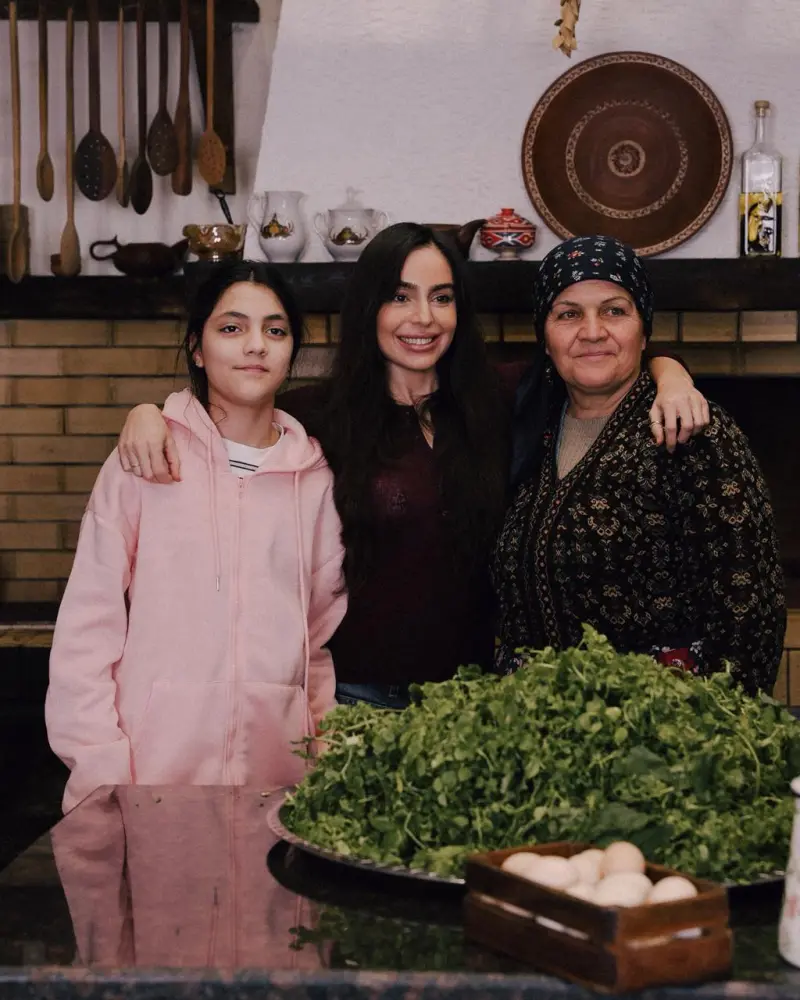 Leyla Əliyeva qızı ilə “Kənd həyatı”nın çəkilişində 