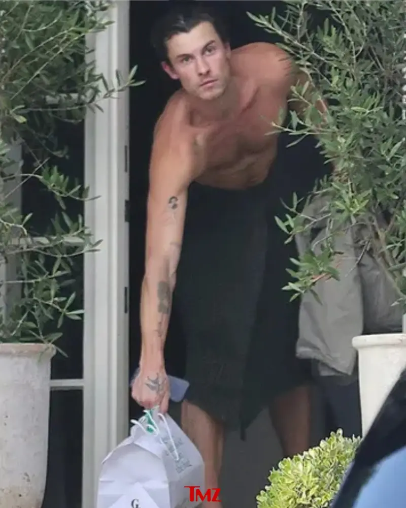 Müğənni yarıçılpaq halda görüntüləndi