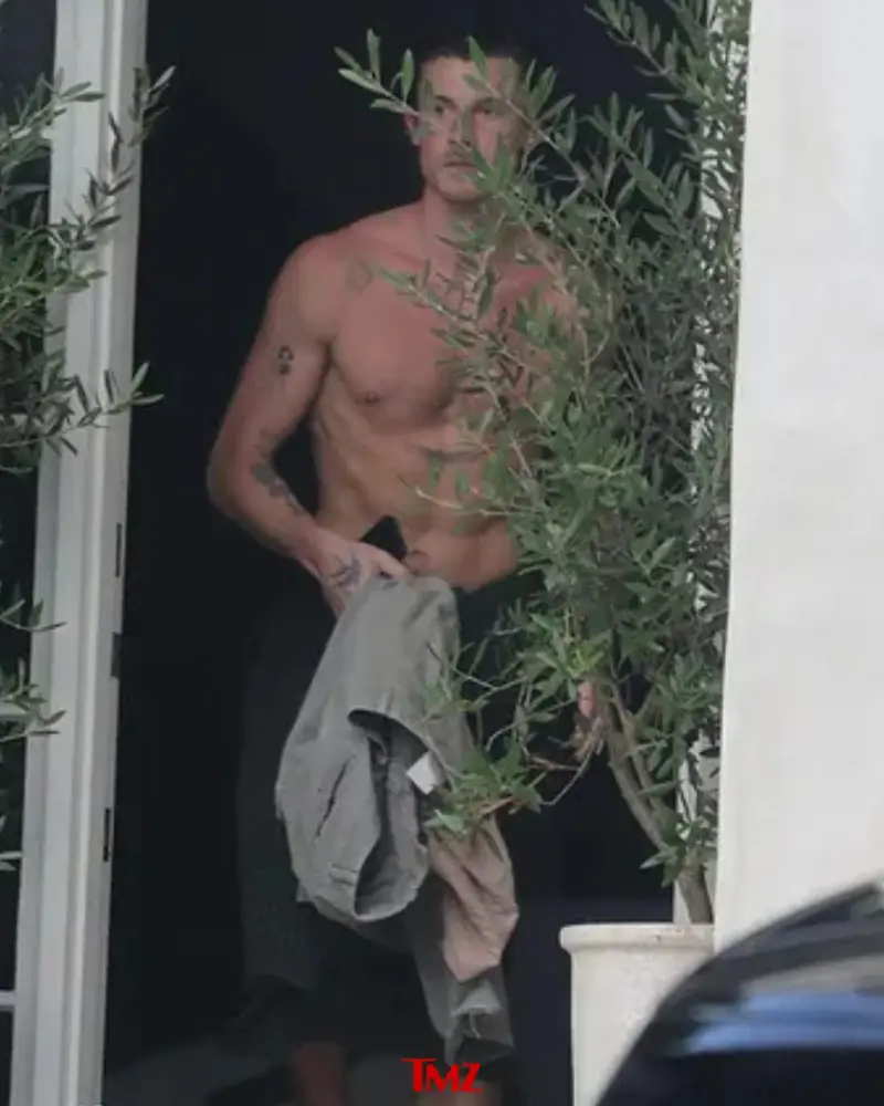 Müğənni yarıçılpaq halda görüntüləndi