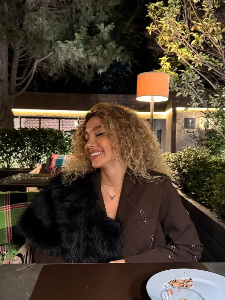 Üzel bu fotosuna aydınlıq gətirdi