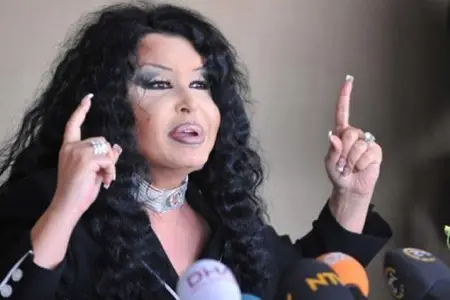 Omu yaxından çəkən jurnalistə qışqırdı