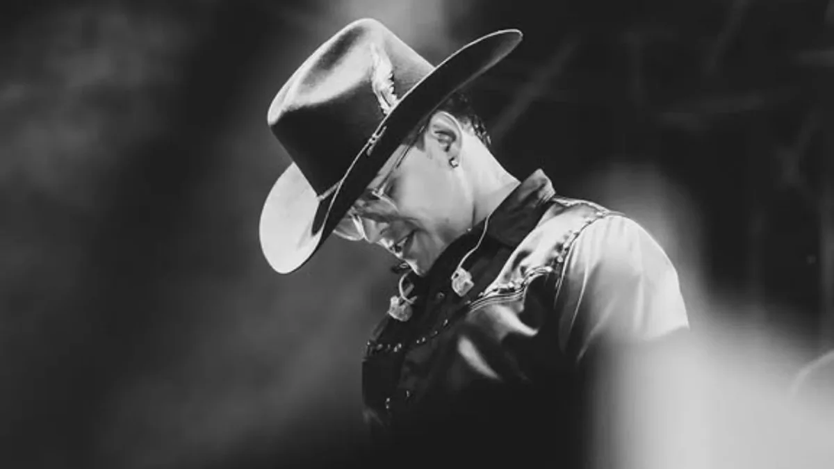 Məşhur müğənni təyyarə qəzasında həlak oldu - Öləcəyini yuxuda görübmüş