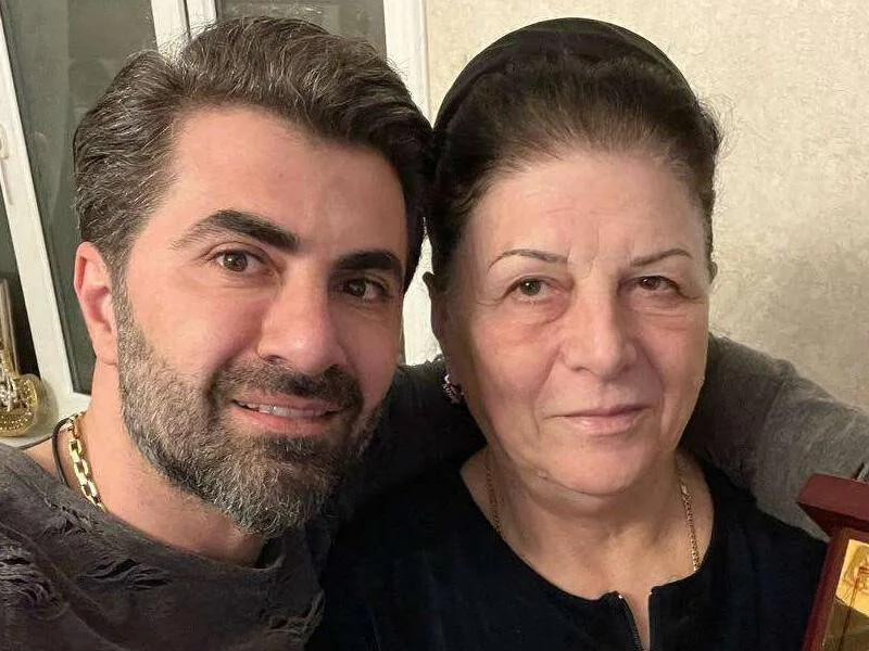 “Anam deyir, saçına rəng qoy”