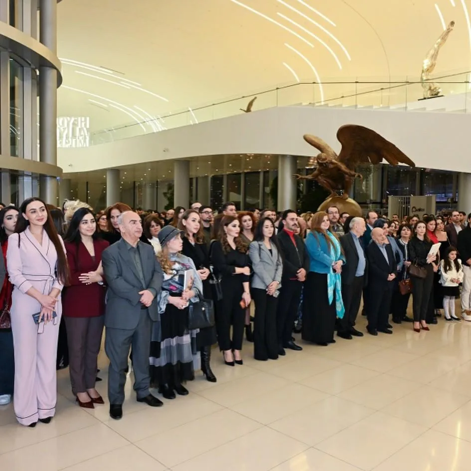 Prezidentin gəlini sərgidə - Fotolar