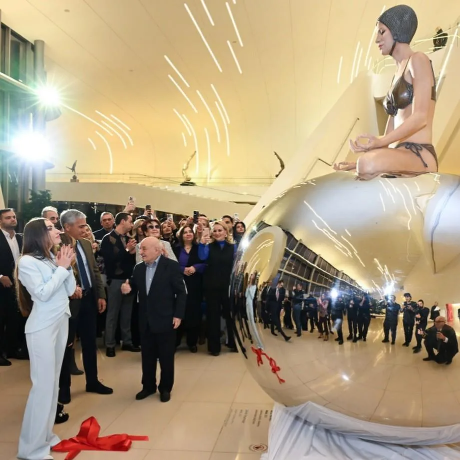 Prezidentin gəlini sərgidə - Fotolar