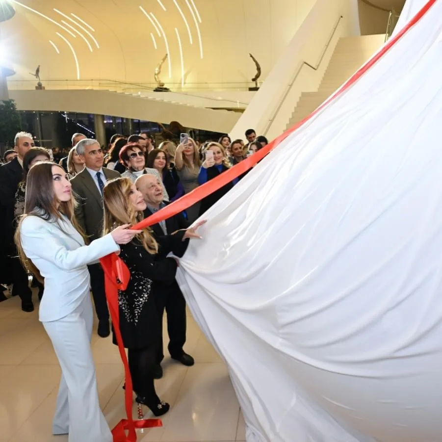 Prezidentin gəlini sərgidə - Fotolar