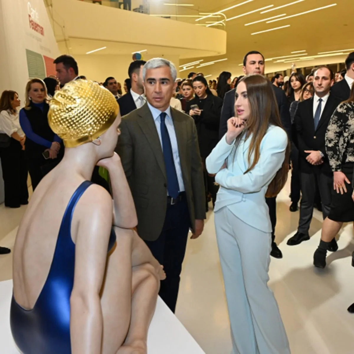 Prezidentin gəlini sərgidə - Fotolar