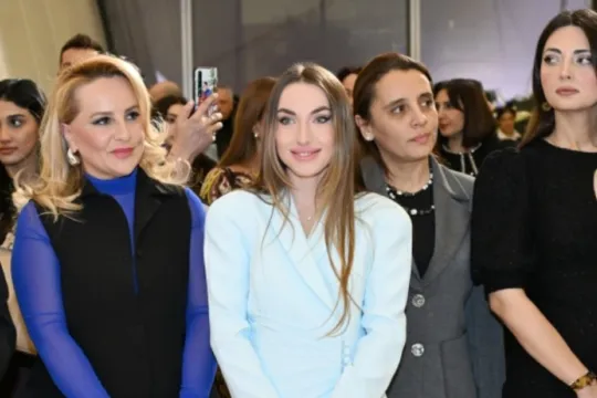 Prezidentin gəlini sərgidə - Fotolar