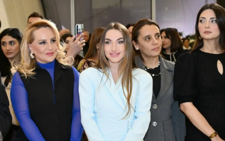 Prezidentin gəlini sərgidə - Fotolar