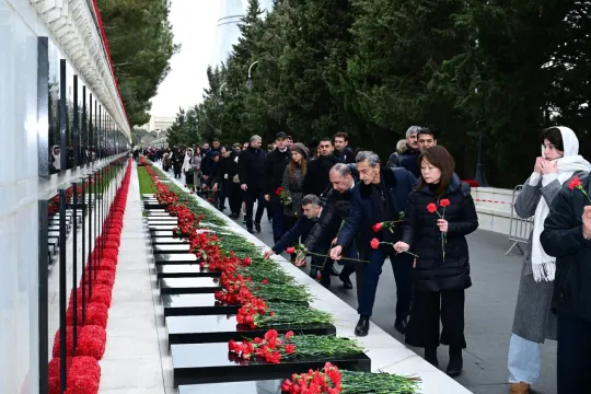 Mədəniyyət Nazirliyinin kollektivi 20 Yanvar şəhidlərinin xatirəsini yad edib