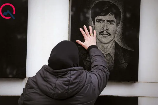 Kiri, qara paltarlı qadın... - Fotolar