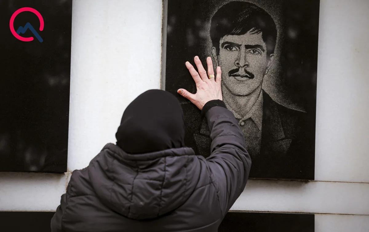 Kiri, qara paltarlı qadın... - Fotolar