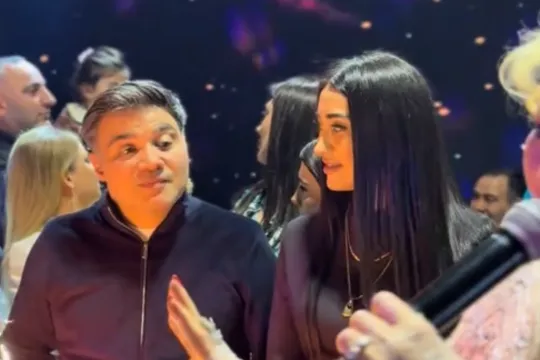 Gəlinini səhnədə təbrik etdi