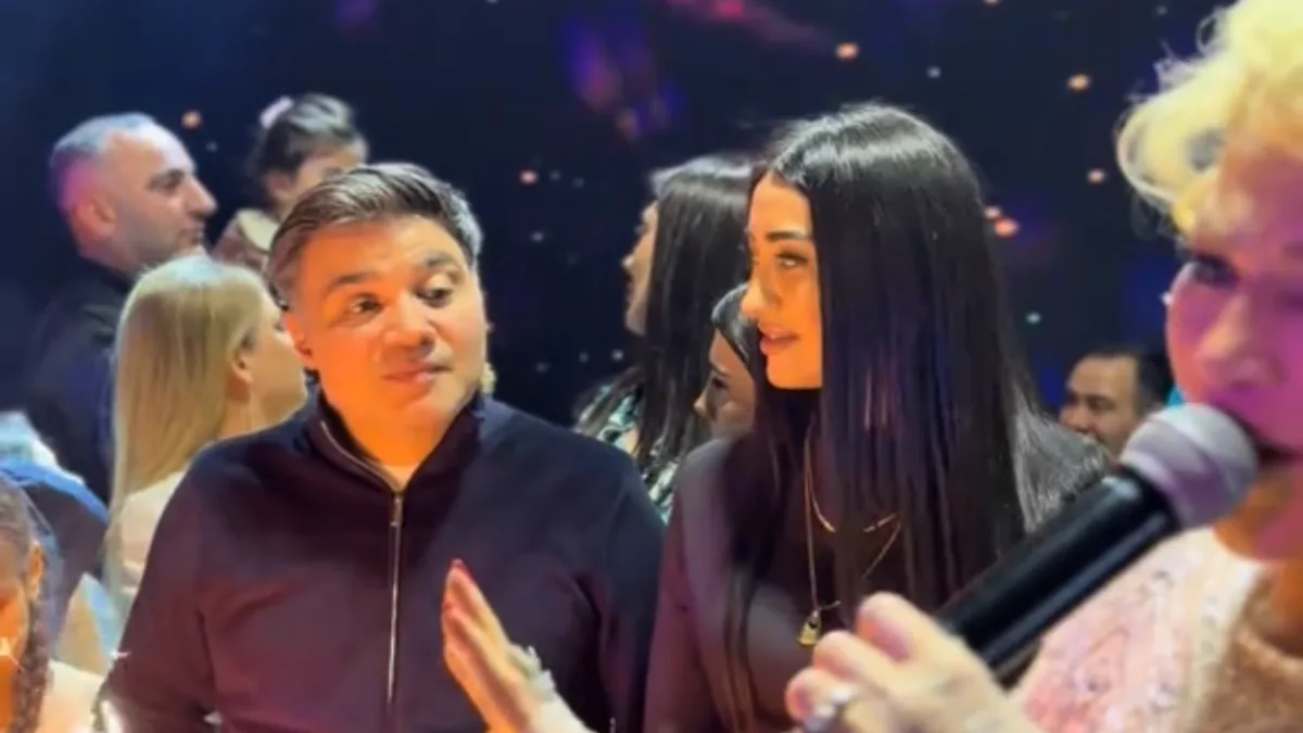 Gəlinini səhnədə təbrik etdi