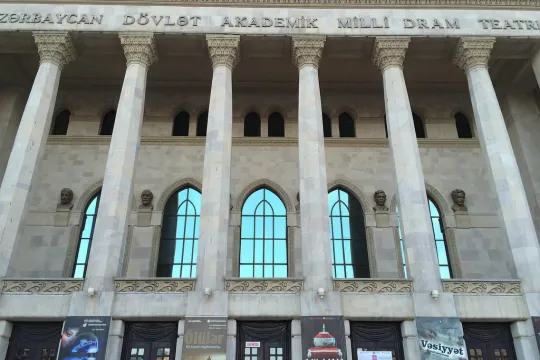 Dövlət teatrlarında baş rejissor ştatı ləğv edildi