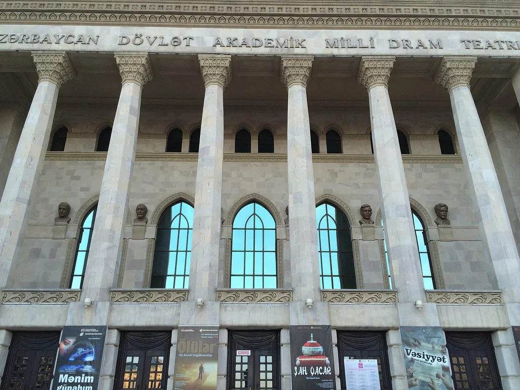 Dövlət teatrlarında baş rejissor ştatı ləğv edildi