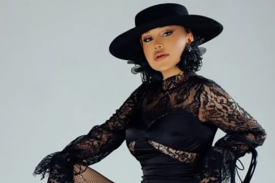 Rəqsanədən transparan geyimdə fotosessiya