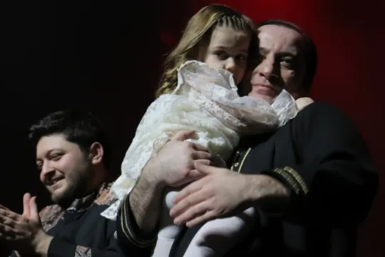 Xalq artisti nəvəsi ilə səhnədə...