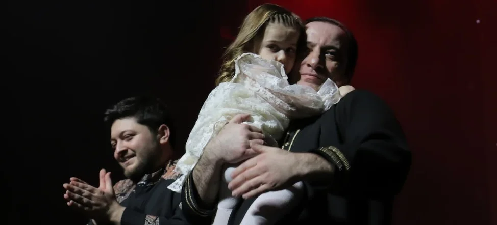 Xalq artisti nəvəsi ilə səhnədə...