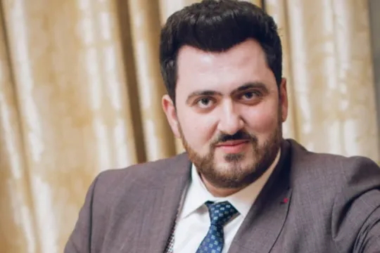 Hadisədən danışarkən gülən Əməkdar artist tənqidlərə cavab verdi