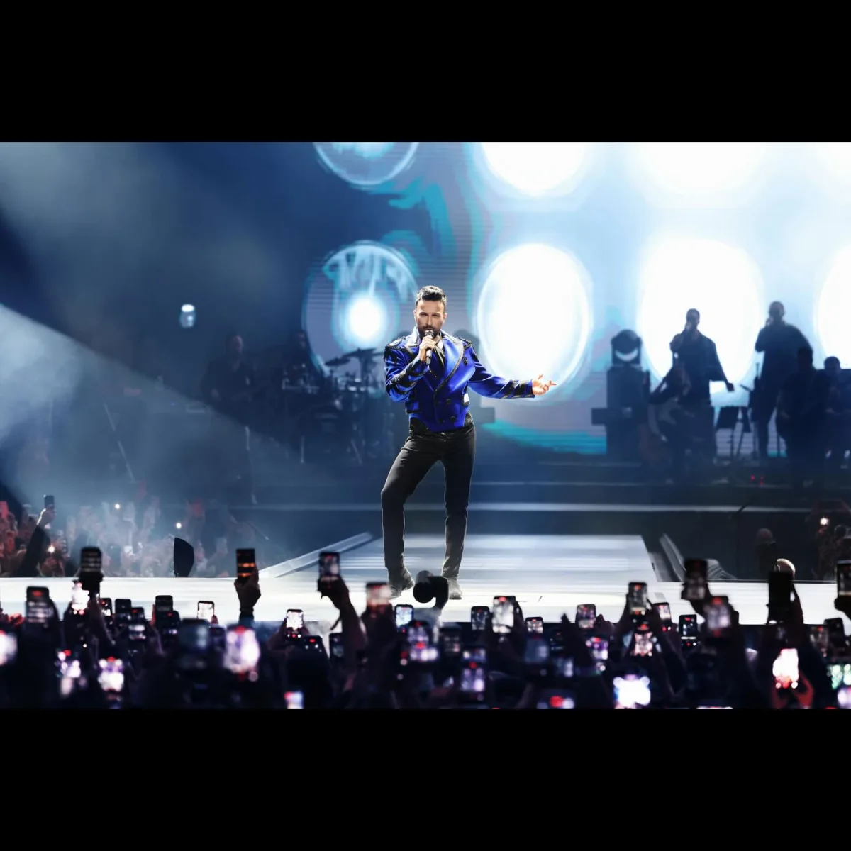 Tarkan konsertlərindən yarım milyard qazandı!