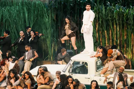 Bəd Bannidən Super Bowl-da tarixi çıxış!