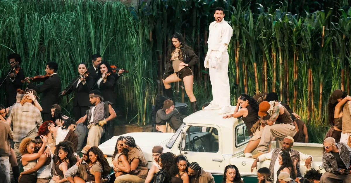 Bəd Bannidən Super Bowl-da tarixi çıxış!