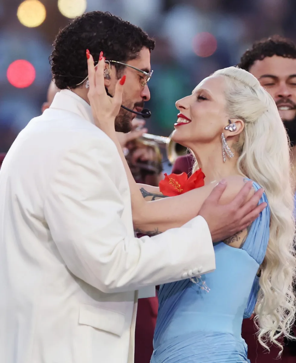 Bəd Bannidən Super Bowl-da tarixi çıxış!