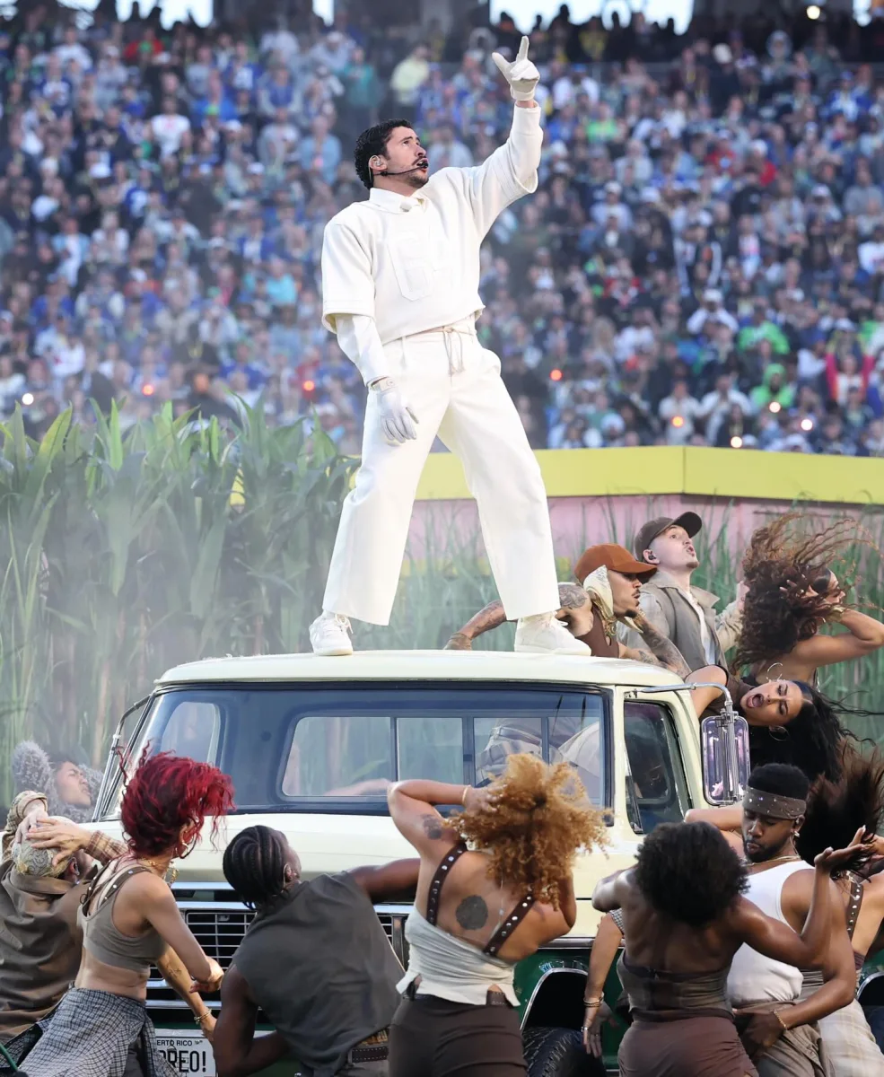 Bəd Bannidən Super Bowl-da tarixi çıxış!