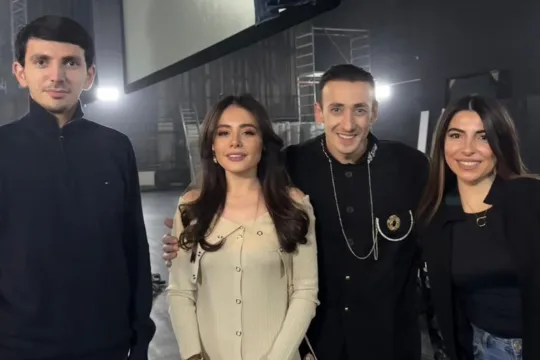 Azərbaycanlı musiqiçi gürcü müğənninin səhnəsində