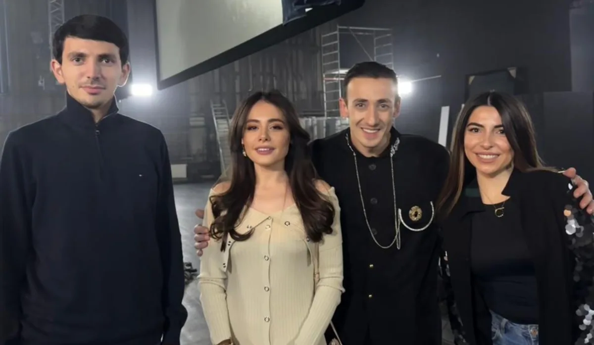 Azərbaycanlı musiqiçi gürcü müğənninin səhnəsində