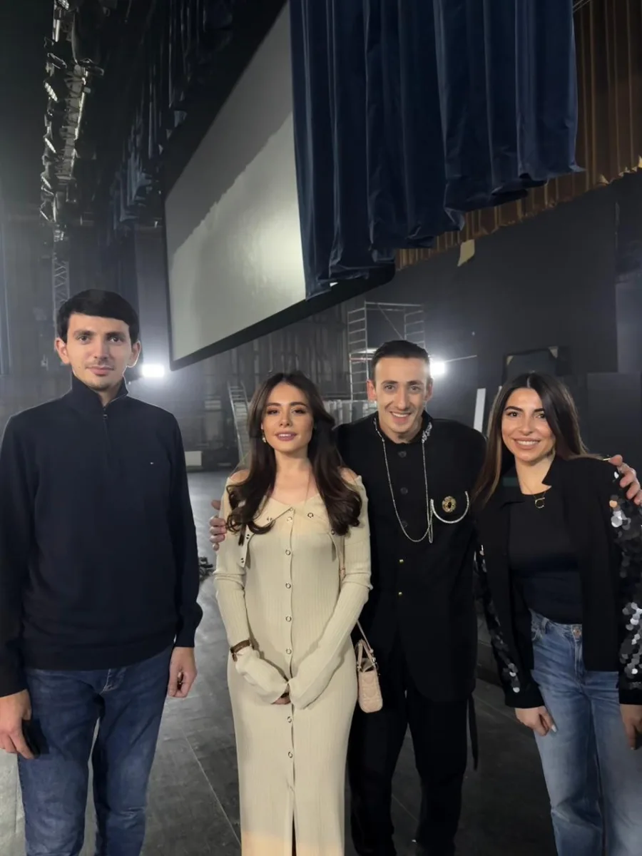 Azərbaycanlı musiqiçi gürcü müğənninin səhnəsində