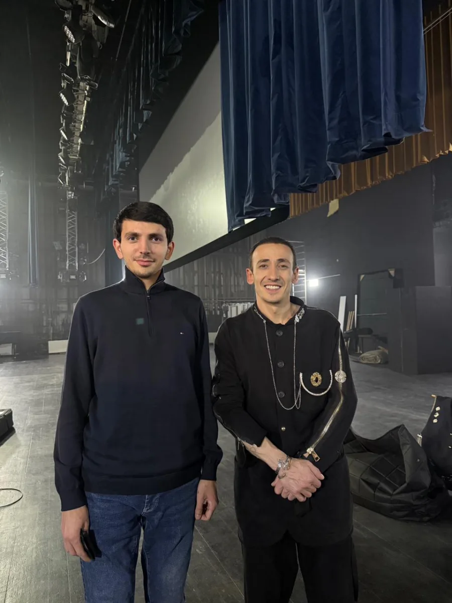 Azərbaycanlı musiqiçi gürcü müğənninin səhnəsində