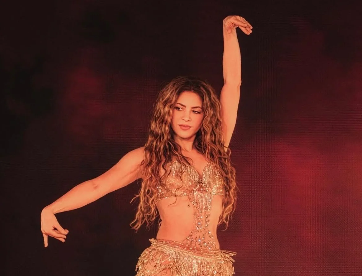 Şakira səhnədə yıxıldı