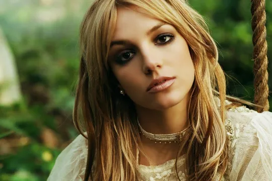 Britni Spirs musiqi kataloqunu satıb