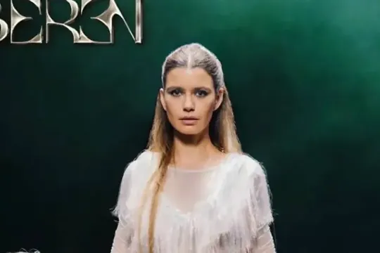 Beren Saat müğənniliyə başladı