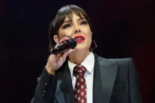 Ebru Gündeş ərəbcə oxudu