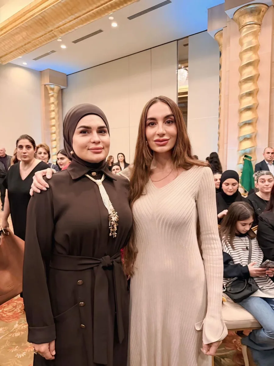 Fərqanə Qasımova Arzu Əliyeva ilə bir arada...