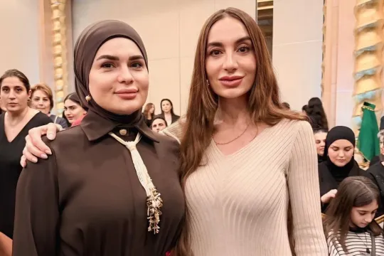 Fərqanə Qasımova Arzu Əliyeva ilə bir arada...