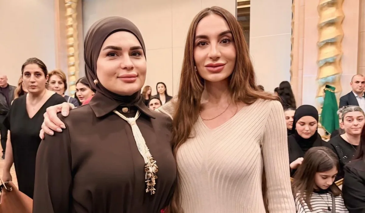 Fərqanə Qasımova Arzu Əliyeva ilə bir arada...