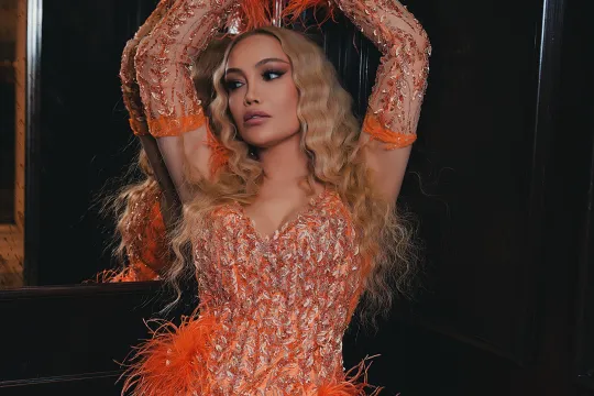 Nuradan yeni mahnı, yeni fotolar...