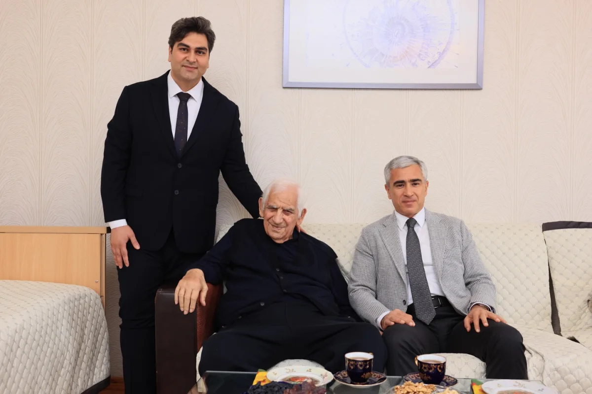Anar Ələkbərov 95 yaşlı Nəriman Həsənzadəni evində ziyarət etdi