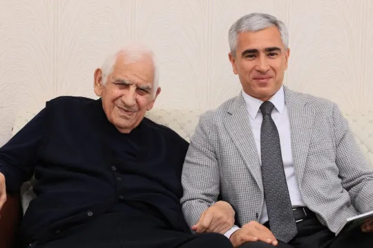 Anar Ələkbərov 95 yaşlı Nəriman Həsənzadəni evində ziyarət etdi
